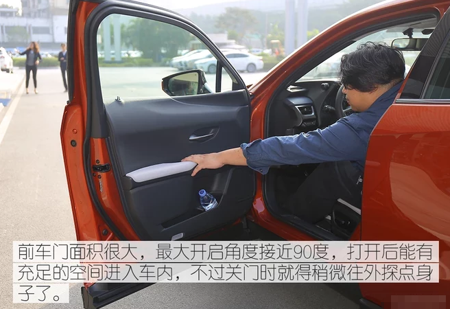 雷克萨斯UX车门大吗？上下车方便吗？