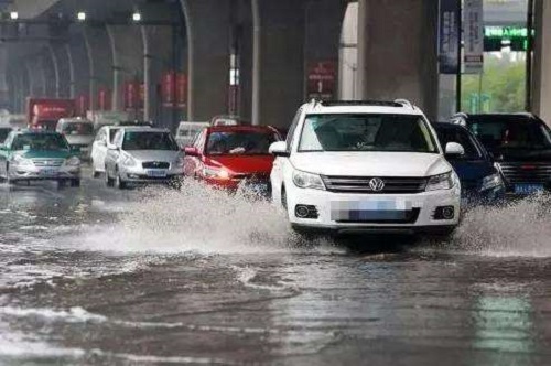 下雨天安全开车技巧 下雨天如何安全开车？