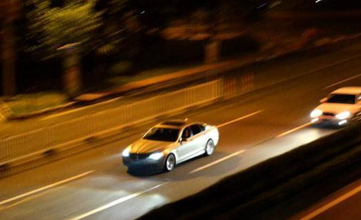 夜间高速行车正确使用远近光，提高安全系数