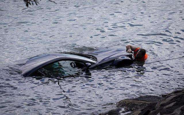 汽车掉入水中怎么自救？汽车入水自救方法
