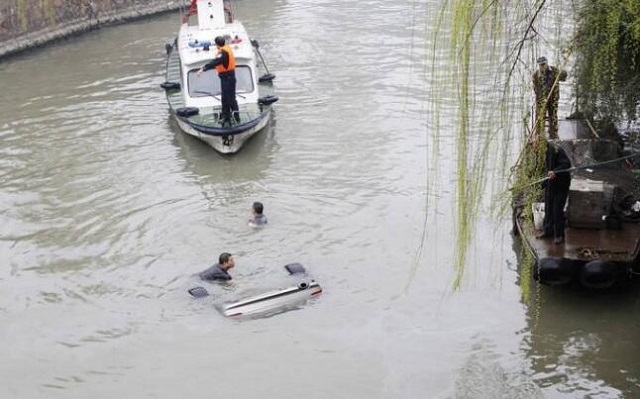 汽车掉入水中怎么自救？汽车入水自救方法