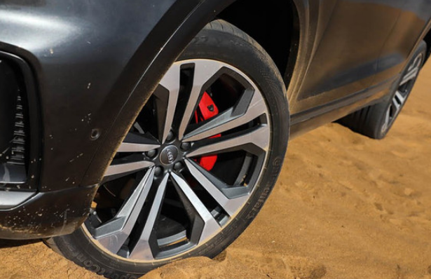 为什么奥迪Q8能在沙漠中表现出色？轮胎功不可没