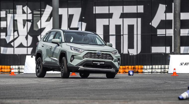 RAV4荣放双擎场地试驾测评 RAV4荣放双擎动力表现怎么样？