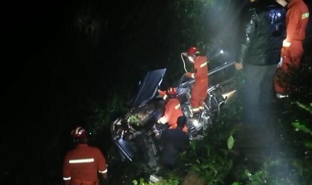 乐山货车翻下山坡 雨夜山路防滑技巧