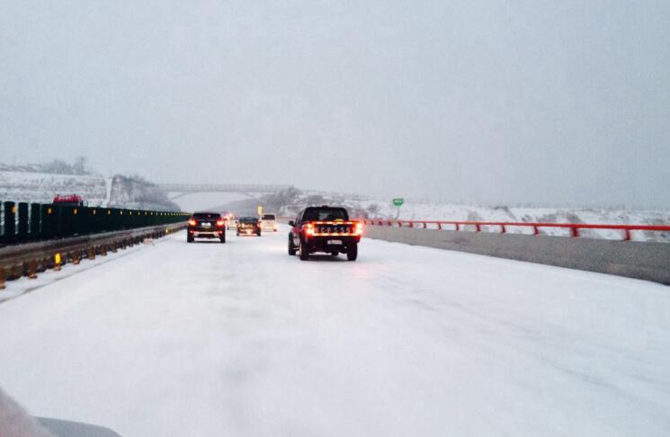 黑龙江大雪封高速 要牢记行驶技巧