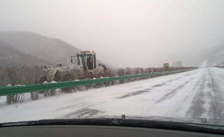 黑龙江大雪封高速 要牢记行驶技巧