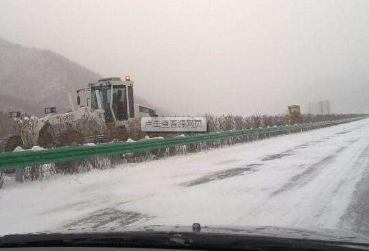 黑龙江大雪封高速 要牢记行驶技巧